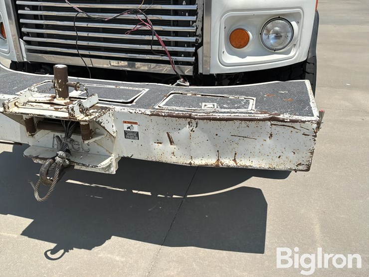 2008-freightliner-m2-106-image-12
