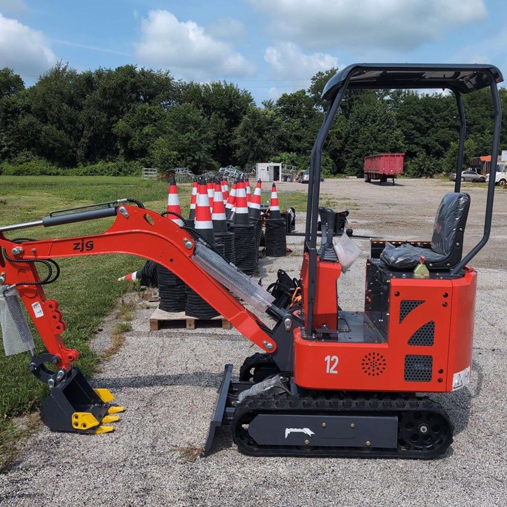 ZJG Mini Excavator ZJ-12 (RED) Non- Running Please Inspect before Bidding