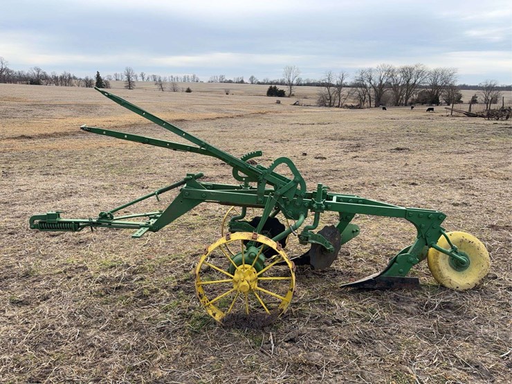 john-deere-pull-type-two-bottom-plow-image-2