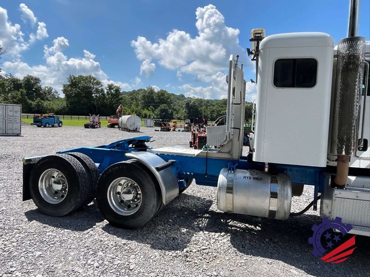 2013-peterbilt-367-image-40