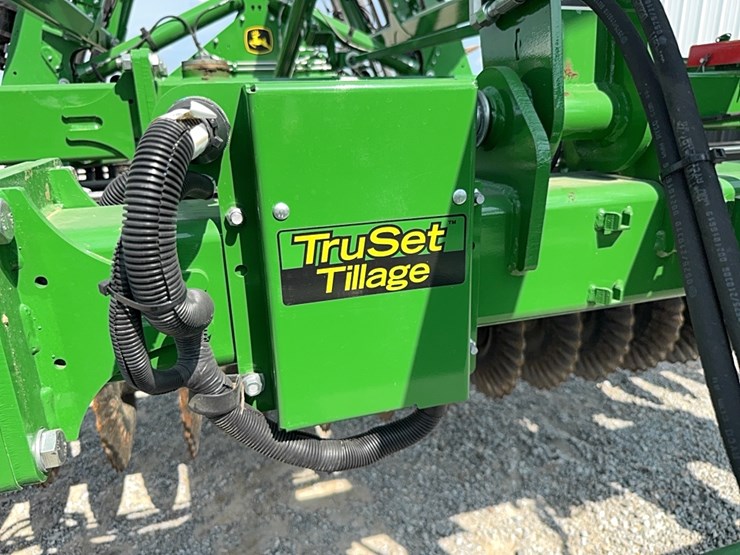 2021-john-deere-2660vt-image-37