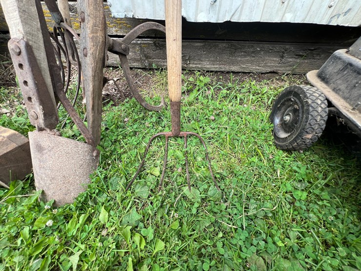 #9956-•-(6)-misc.-hand-tools-and-pulley-image-3