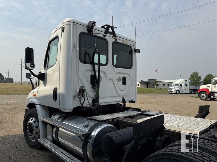 2013-freightliner-cascadia-113-image-6