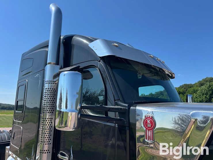 2021-kenworth-w990-image-16