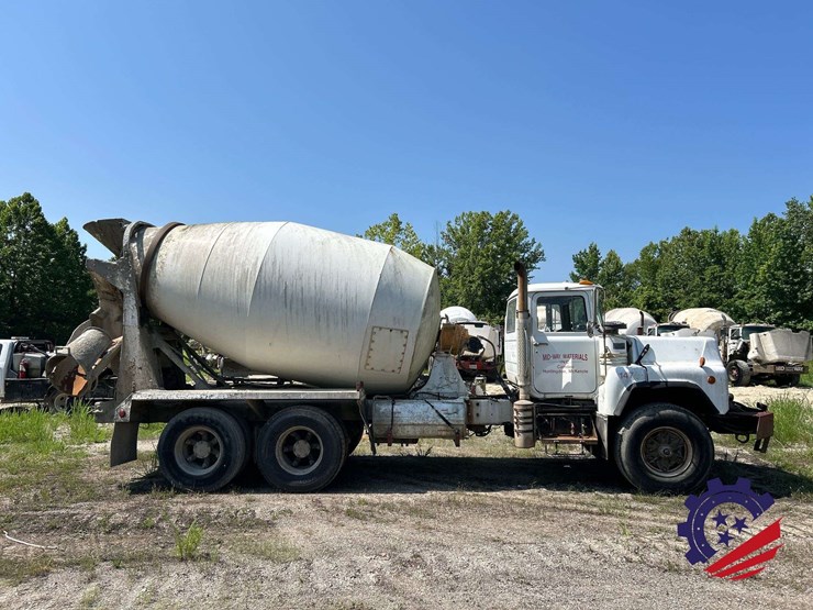 1995-mack-dm690s-image-40