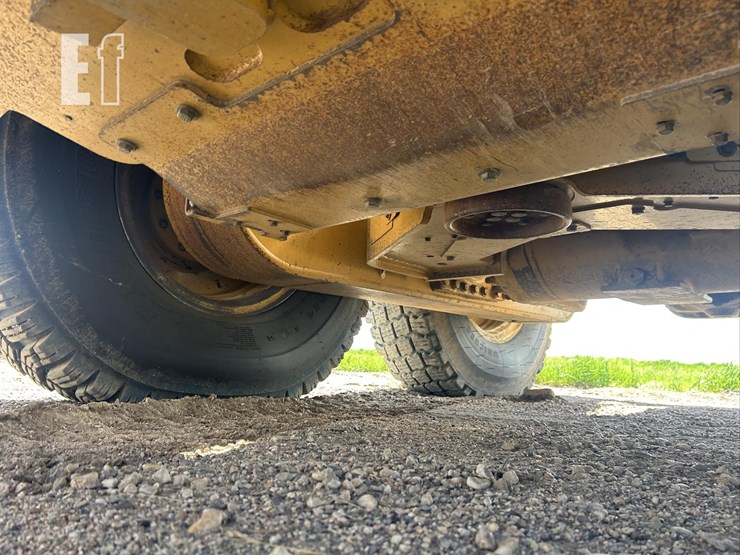 2011-caterpillar-140m2-awd-image-50