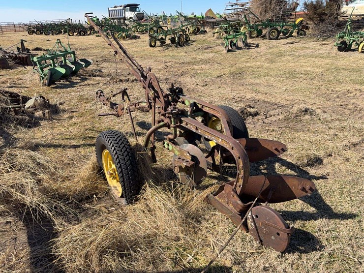 john-deere-pull-type-two-bottom-plow-image-3