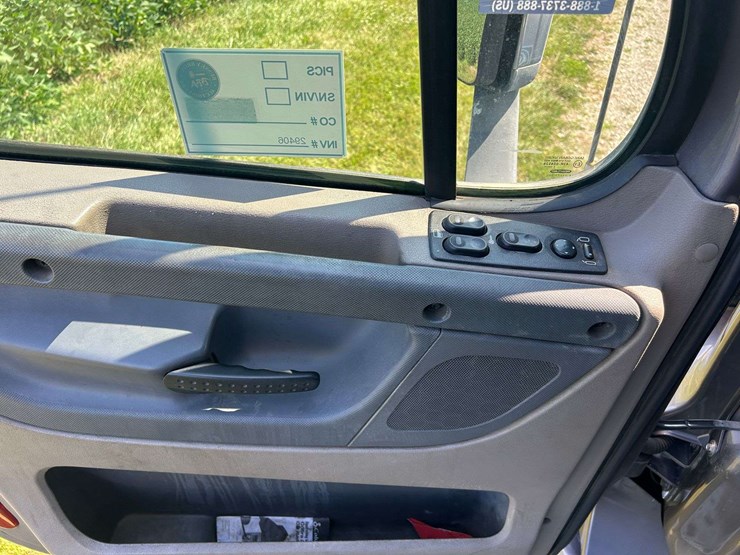 2012-freightliner-cascadia-semi-tractor-image-19
