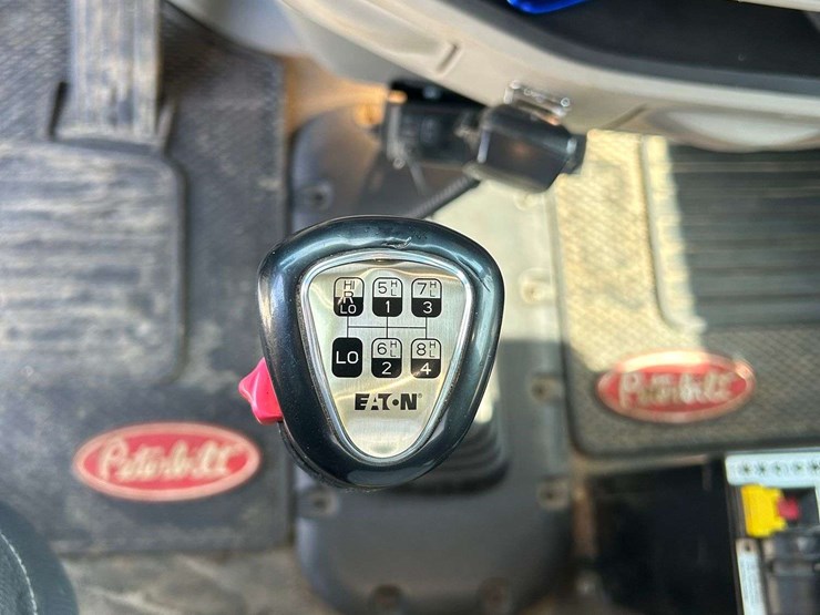 2019-peterbuilt-579-semi-tractor-image-15