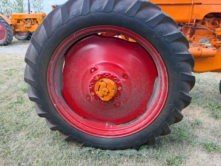 minneapolis-moline--z-tractor-image-13