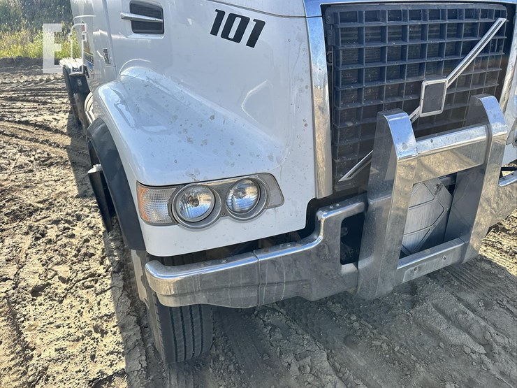2014-volvo-vhd84ft200-image-20