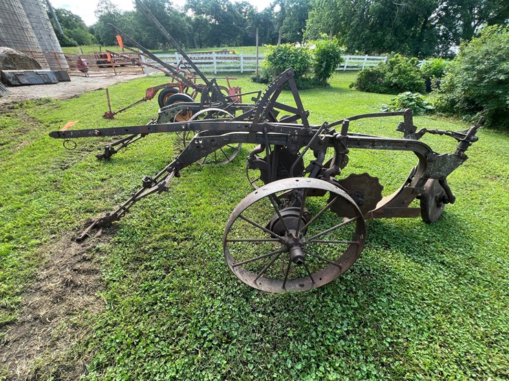#9914-•-international-2-bottom-plow-image-1