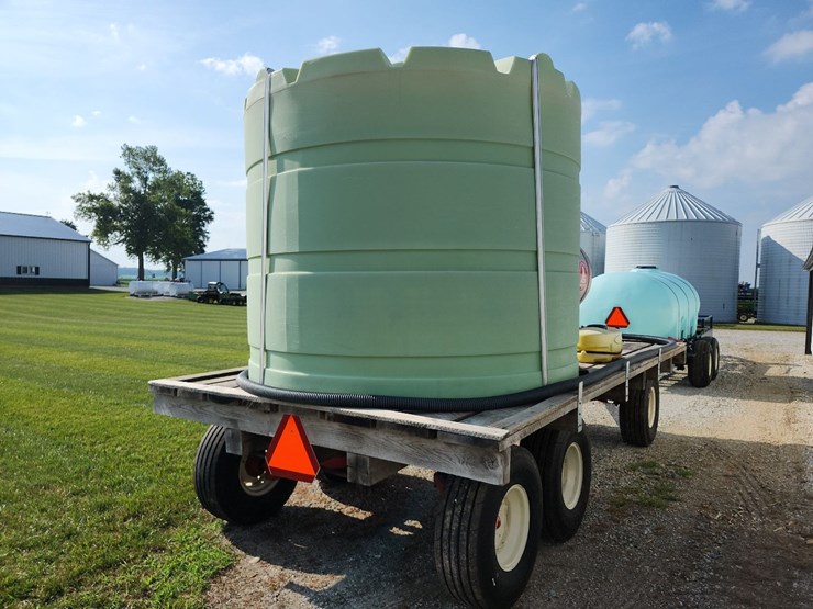spray-wagon-on-unverferth-mccurdy-g12-running-gear-with-native-flat-rack-image-13