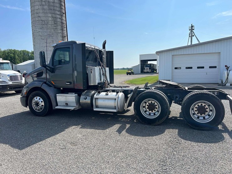 2019-peterbuilt-579-semi-tractor-image-4