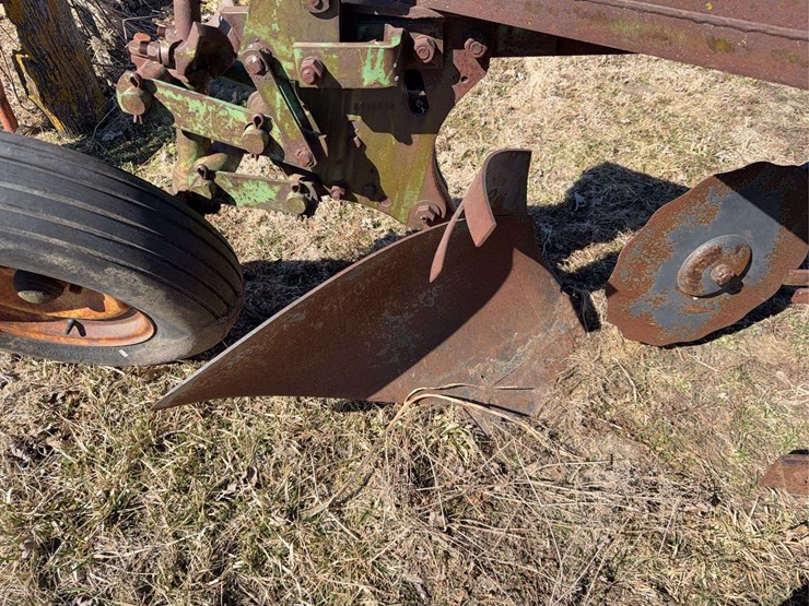 john-deere-pull-type-three-bottom-plow-image-23