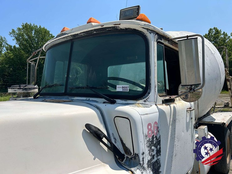 1992-mack-dm600gk-rear-discharge-concrete-mixer-truck-image-17