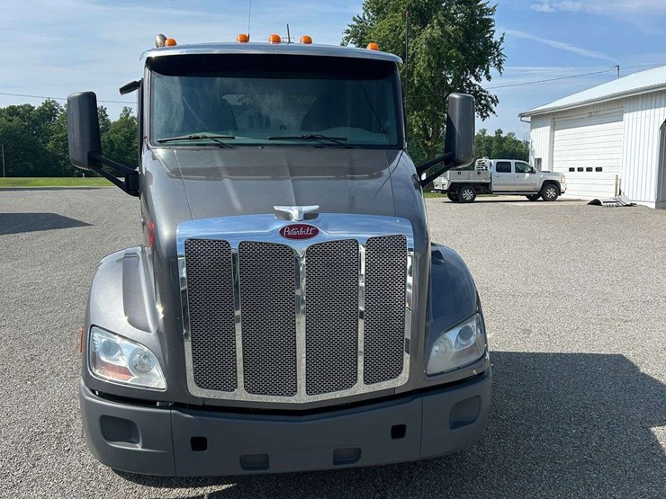 2019-peterbuilt-579-semi-tractor-image-2