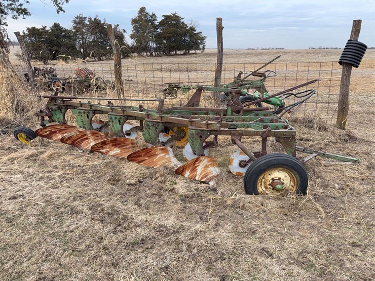 john-deere-pull-type-five-bottom-plow-image-4