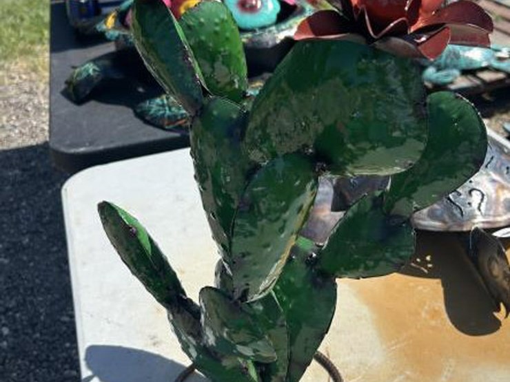 #126-•-metal-art---small-cactus-w/-red-flowers-image-1