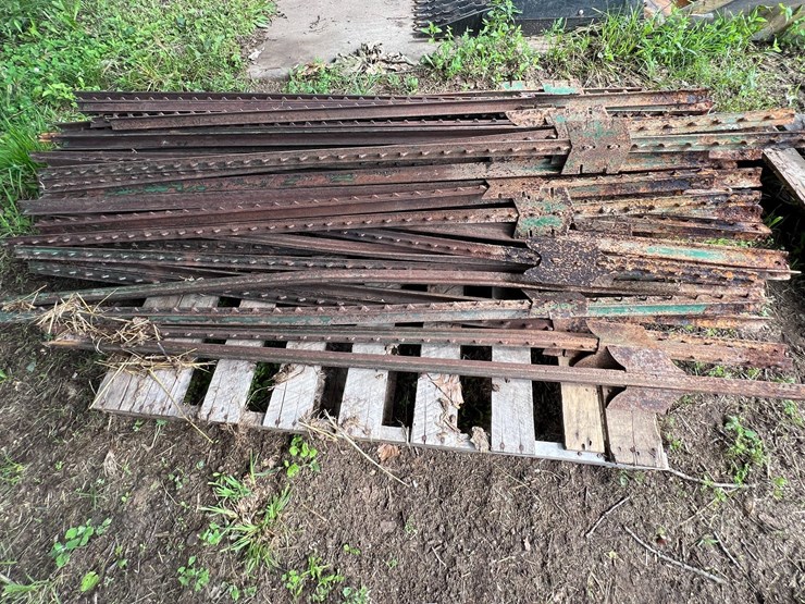 #9942-•-pallet-of-t-posts-image-1