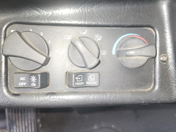 1999-peterbilt-385-image-32