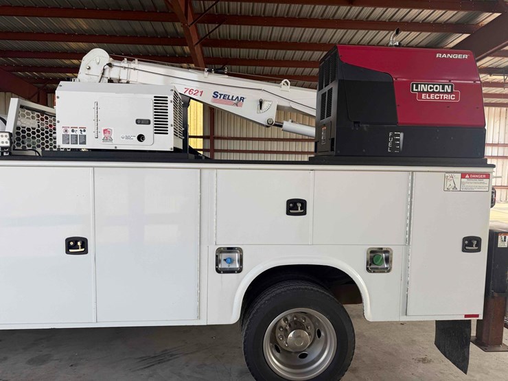 2017-ford-f550-super-duty-service-truck-image-3