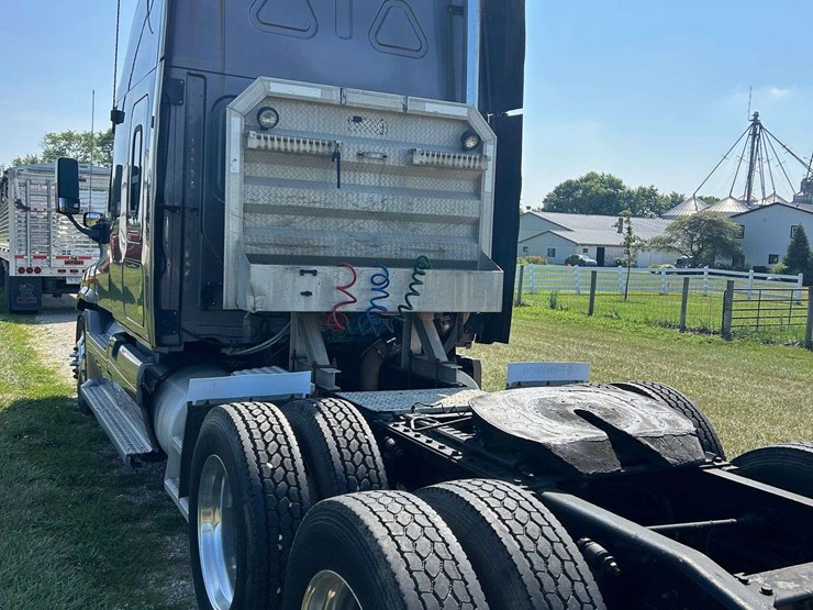2012-freightliner-cascadia-semi-tractor-image-4