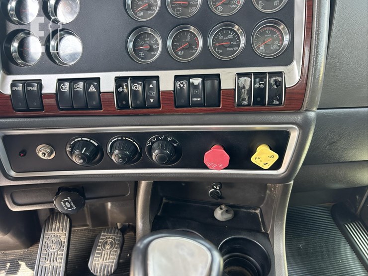 2007-kenworth-w900-image-27