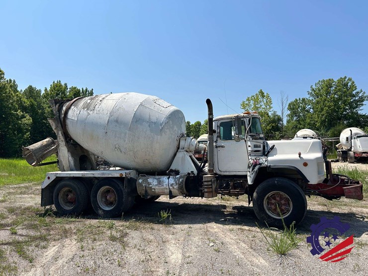 1992-mack-dm600gk-rear-discharge-concrete-mixer-truck-image-2