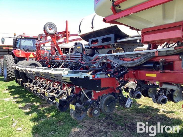 2014-case-ih-1255-image-16