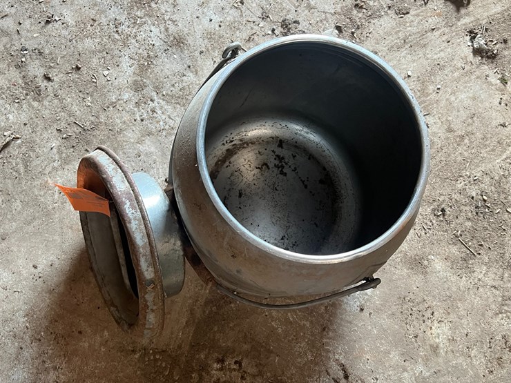 #9954-•-ihc-milk-bucket-image-2