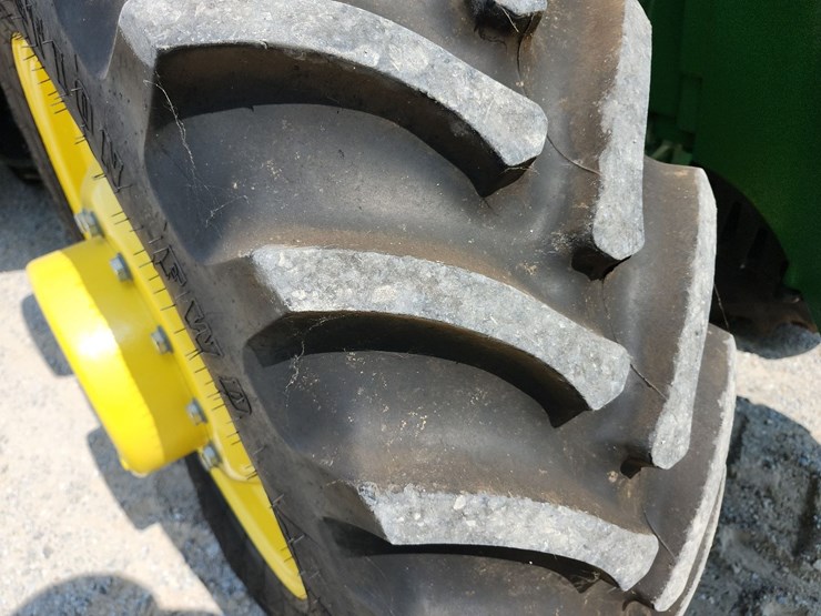 2013-john-deere-8235r-image-24