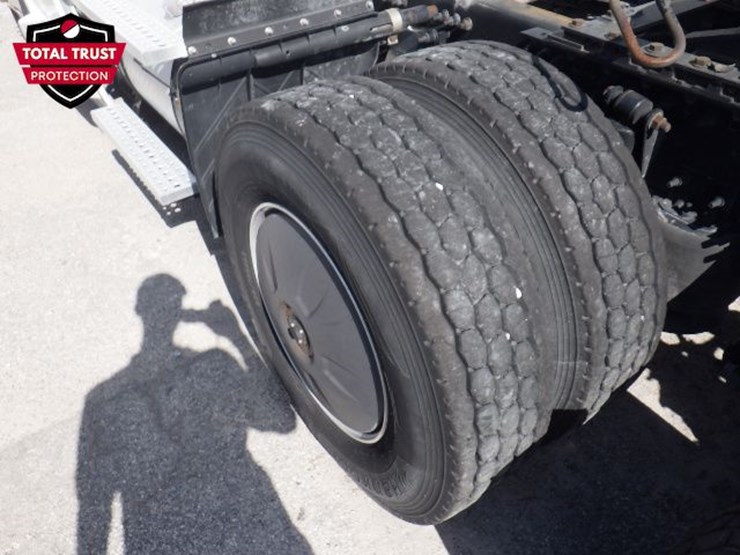 2019-freightliner-cascadia-126-image-12