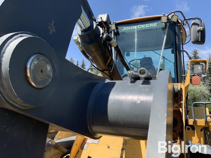 2017-deere-624k-image-12
