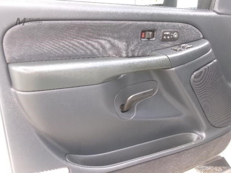 2001-chevrolet-silverado-3500-image-18