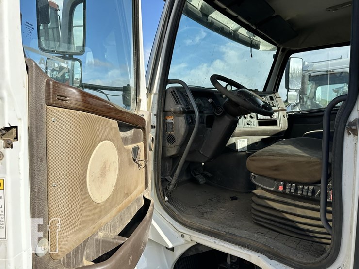 2014-volvo-vhd84ft200-image-45