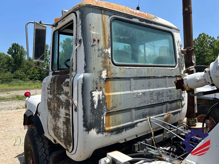 1992-mack-dm600gk-rear-discharge-(glider-kit)-concrete-mixer-truck-image-19