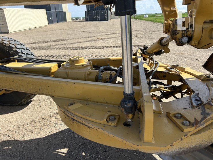 2011-caterpillar-140m2-awd-image-9