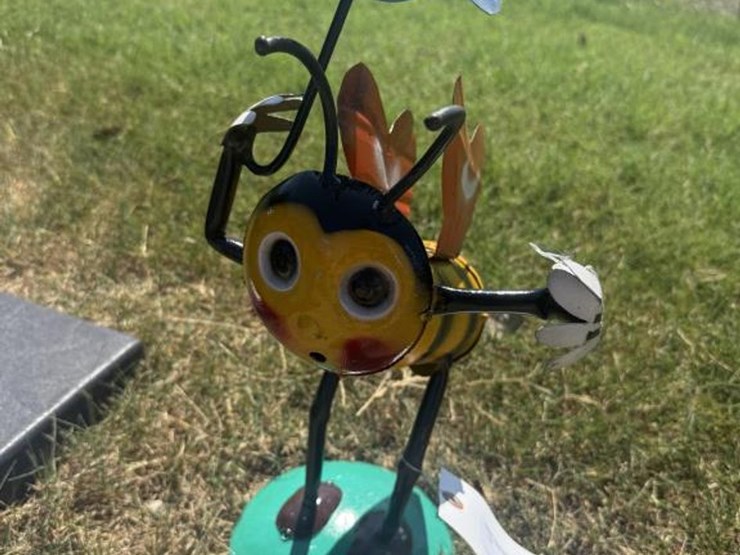 #95-•-metal-art---bumble-bee-w/-flower-&-umbrella-image-1