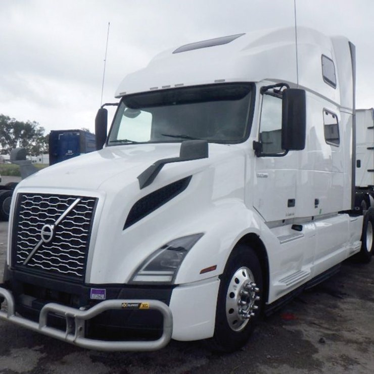 2023 VOLVO VNL860