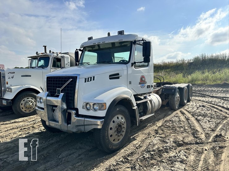 2014-volvo-vhd84ft200-image-1