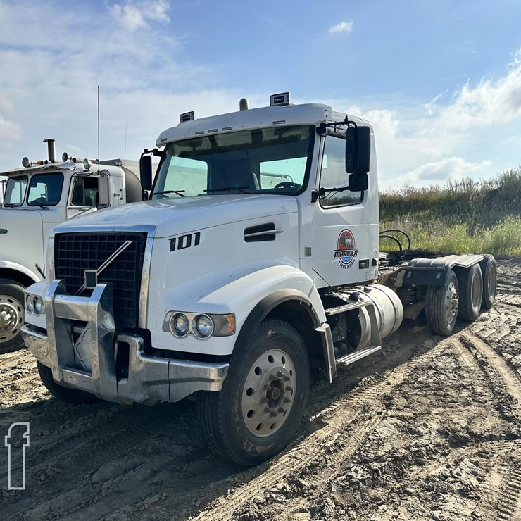 2014 VOLVO VHD84FT200