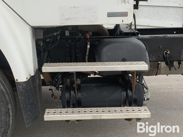 2009-freightliner-m2-106-image-16