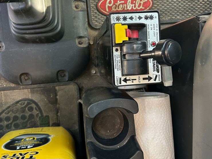 2019-peterbuilt-579-semi-tractor-image-16