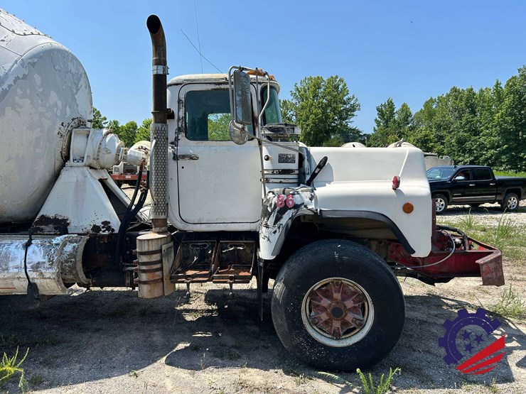 1992-mack-dm600gk-rear-discharge-concrete-mixer-truck-image-53