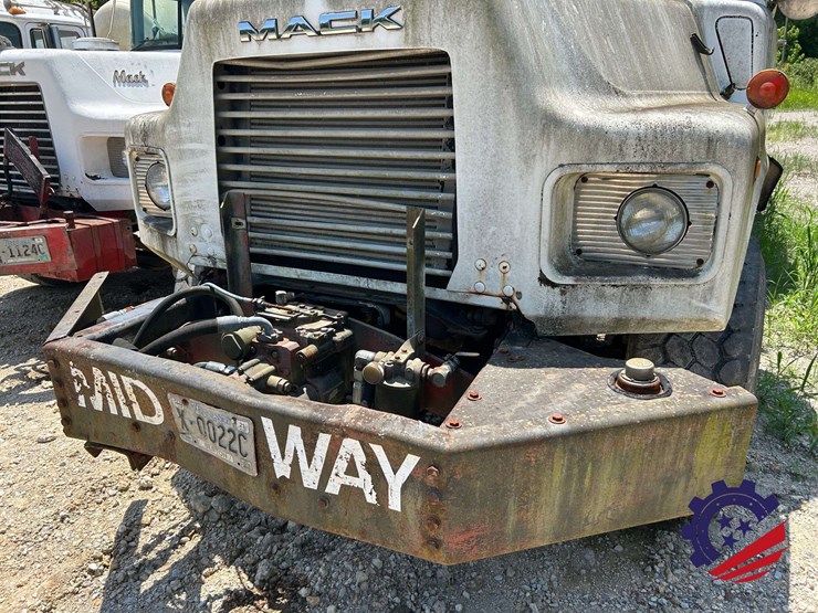 1997-mack-dm690s-image-15