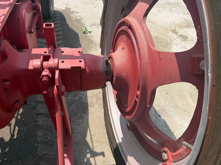 mccormick-farmall-h-tractor-image-29