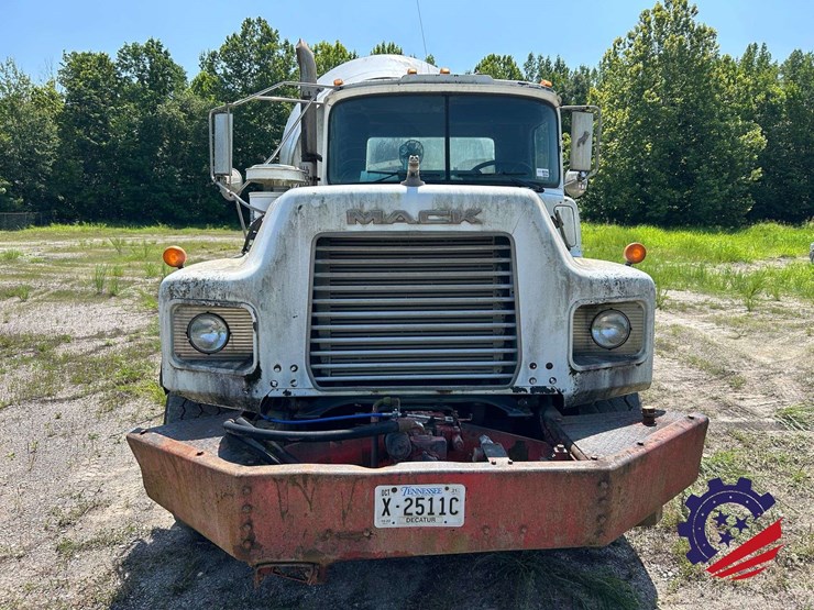 1997-mack-dm-concrete-mixer-truck-image-13