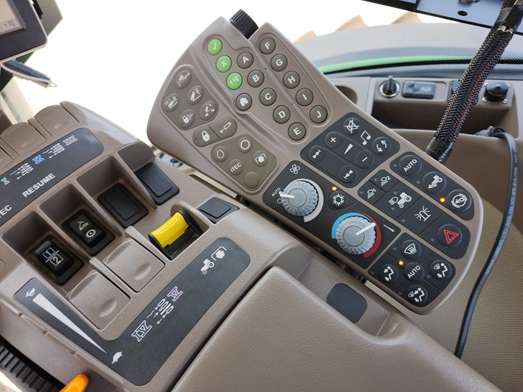 2013-john-deere-8235r-image-30
