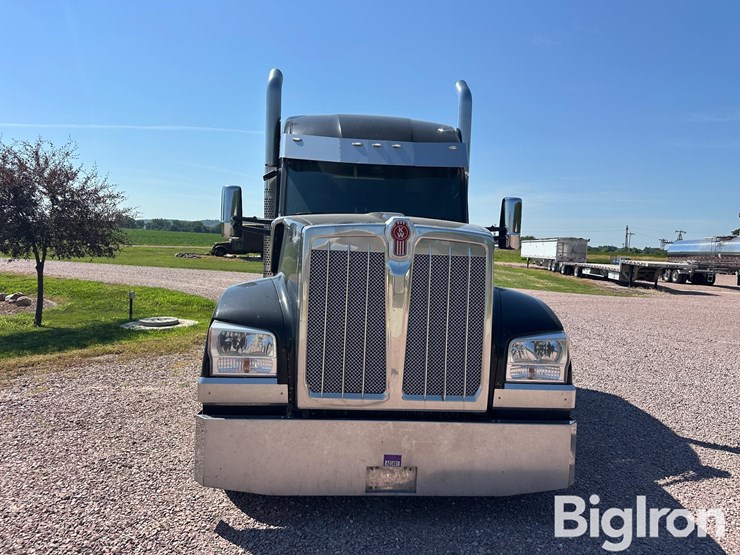 2021-kenworth-w990-image-2